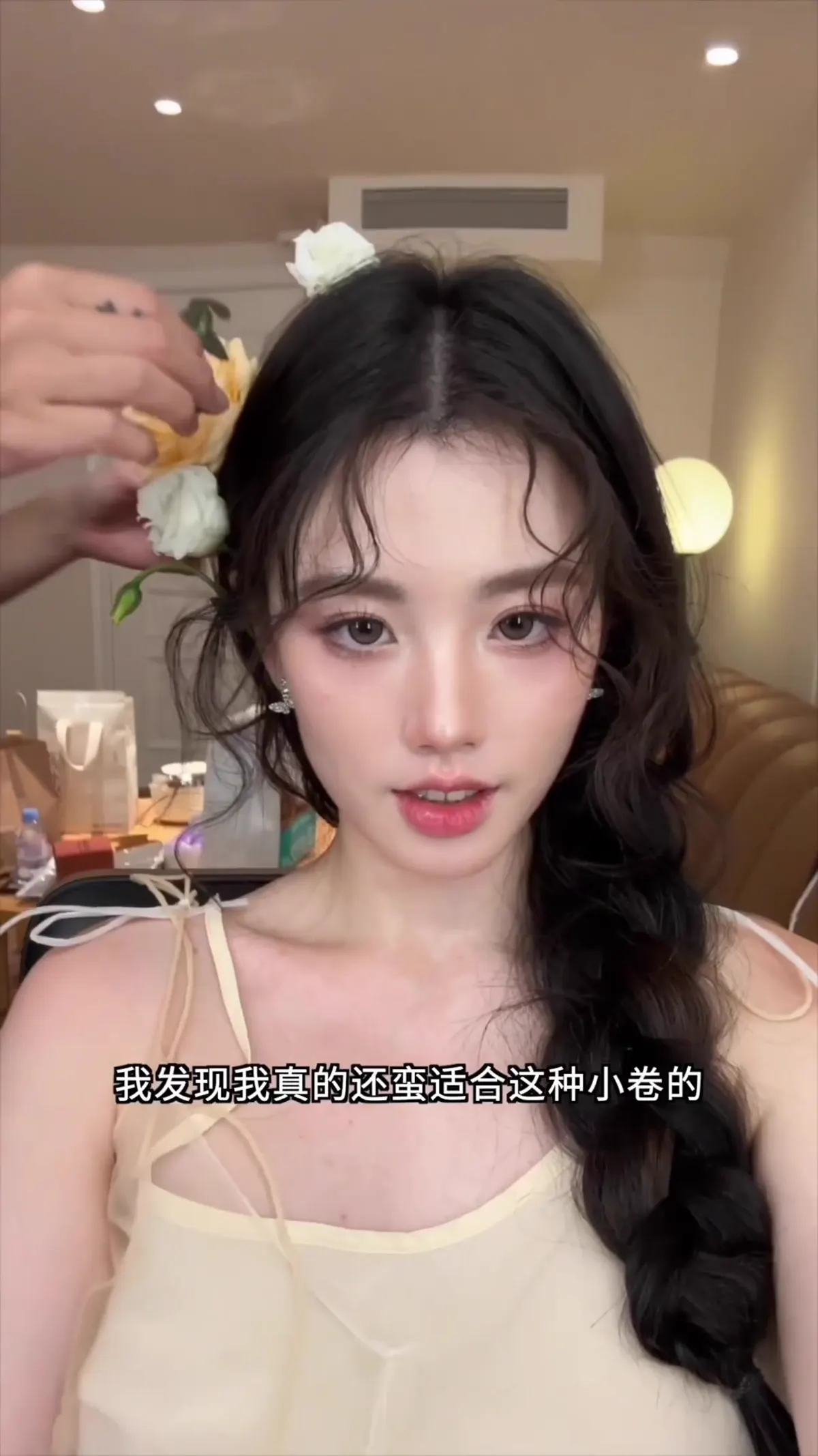 林雪妮鲜花妆造短视频帧