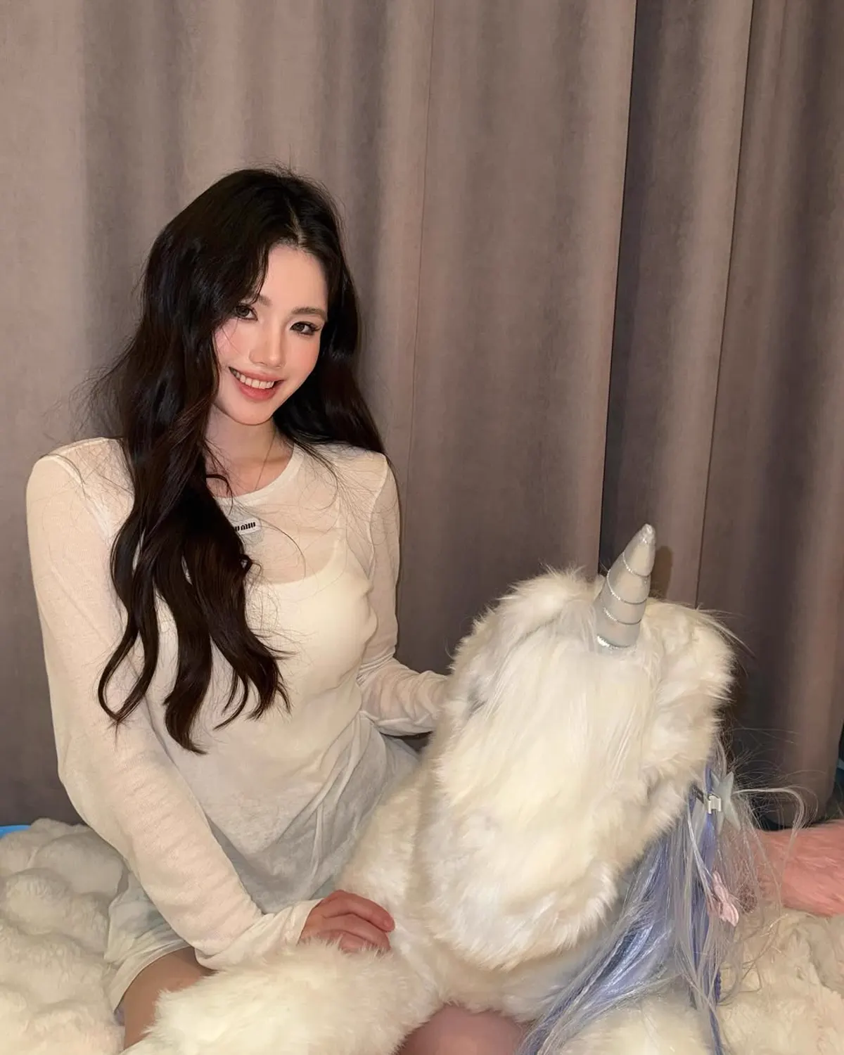林雪妮与白马合影